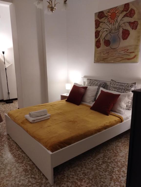 een slaapkamer met een groot bed met rode kussens bij Appartamento Intero Bilocale in Centro Storico a Voghera-Oltrepò Pavese in Voghera
