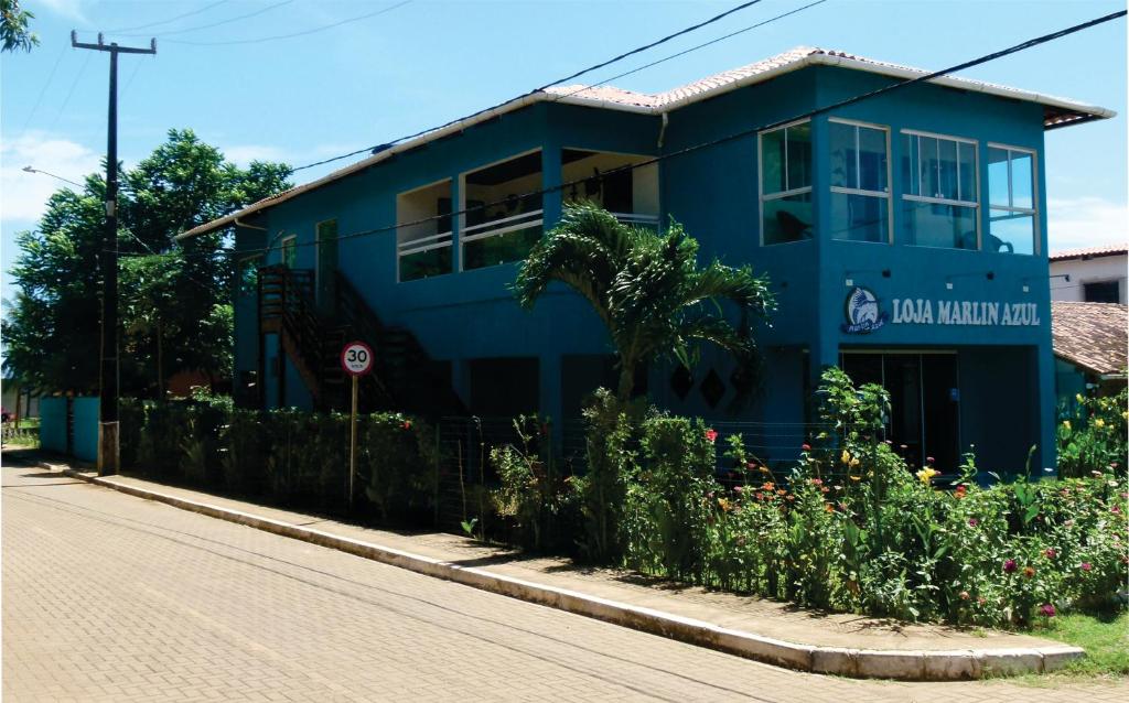 een blauw gebouw aan de straatkant bij Pousada Marlin Azul in Fernando de Noronha