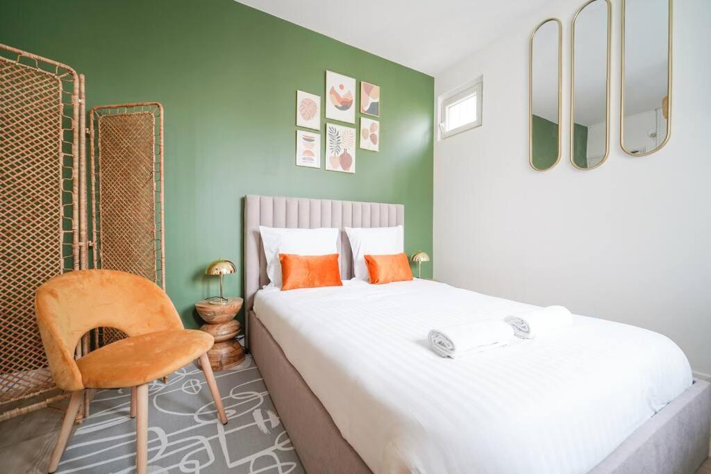 een kleine slaapkamer met een bed en een stoel bij Green studio cosy and confortable - IV in Parijs