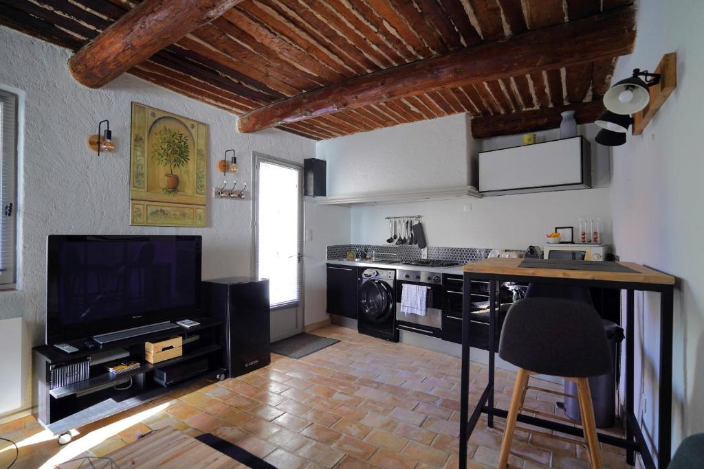 VentabrenにあるMaison de village provençalのリビングルーム(テレビ付)、キッチン