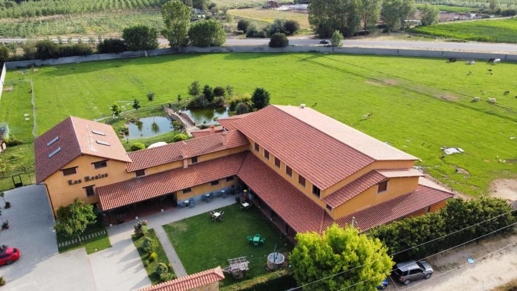 una vista aérea de una casa grande con un patio grande en Los Reales, en Carrizo de la Ribera