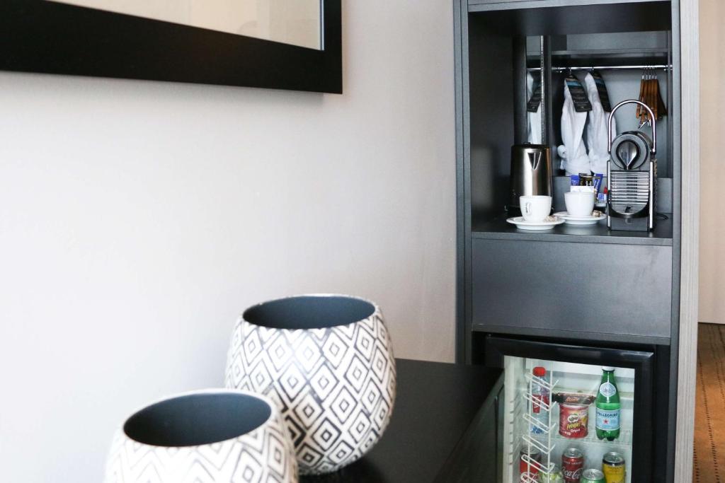 Kuchyň nebo kuchyňský kout v ubytování Best Western Plus Hôtel & Spa de Chassieu