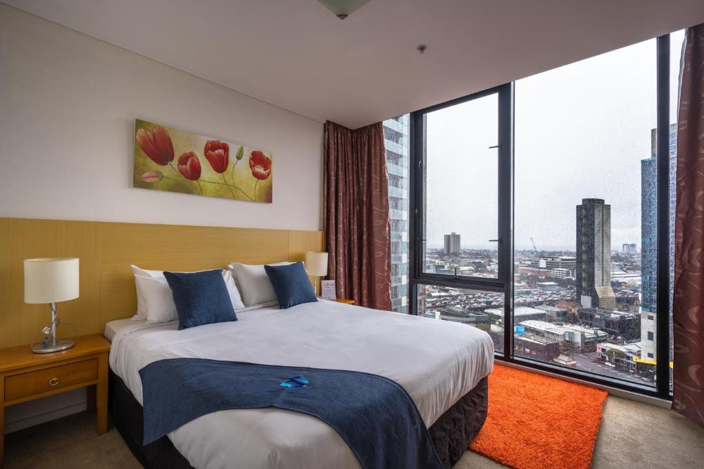1 dormitorio con cama grande y ventana grande en IMSA Group, en Melbourne