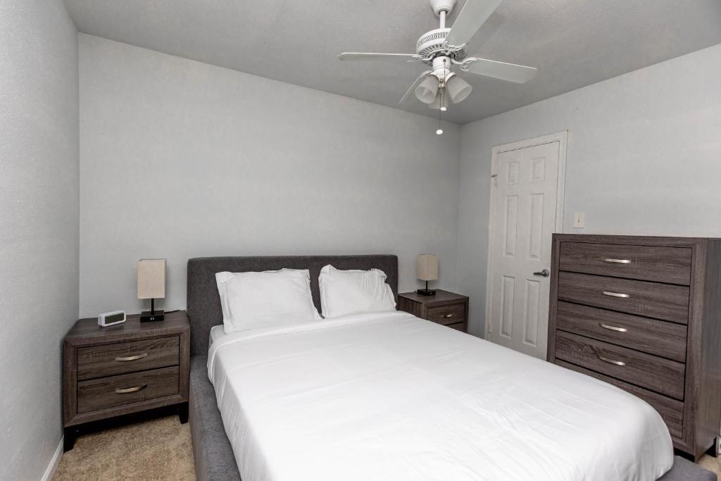 sypialnia z łóżkiem i wentylatorem sufitowym w obiekcie Wyndham 108 Corporate & Modern 1br Suite w mieście Hampton