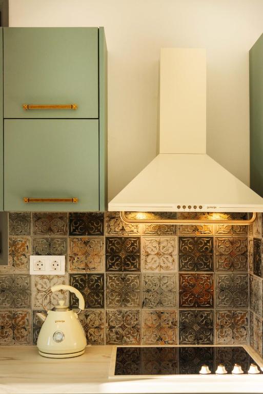 Kuchyň nebo kuchyňský kout v ubytování Rustic Charm Villa