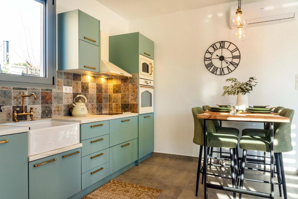 Kuchyň nebo kuchyňský kout v ubytování Rustic Charm Villa