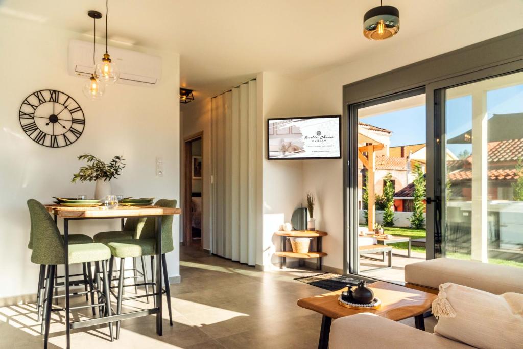 TV a/nebo společenská místnost v ubytování Rustic Charm Villa