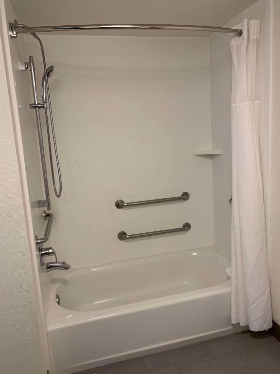 Koupelna v ubytování Hampton Inn & Suites Carson City