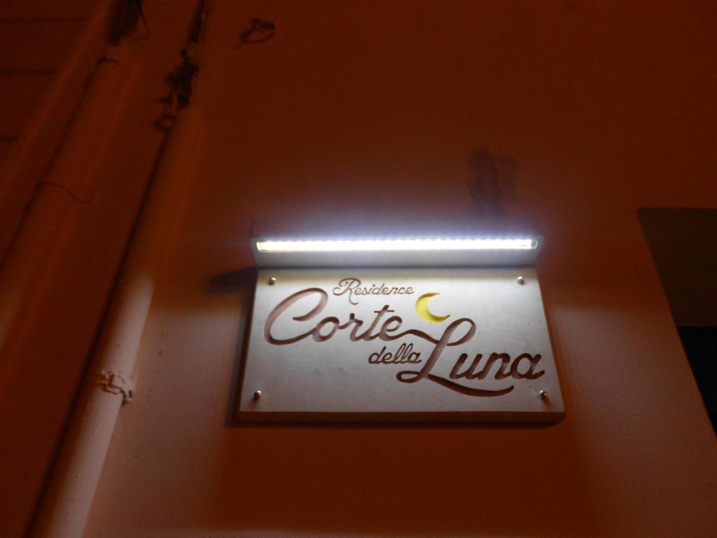 un panneau indiquant une ligne de boissons à base de café sur un mur dans l'établissement Corte Della Luna, à Acquarica del Capo