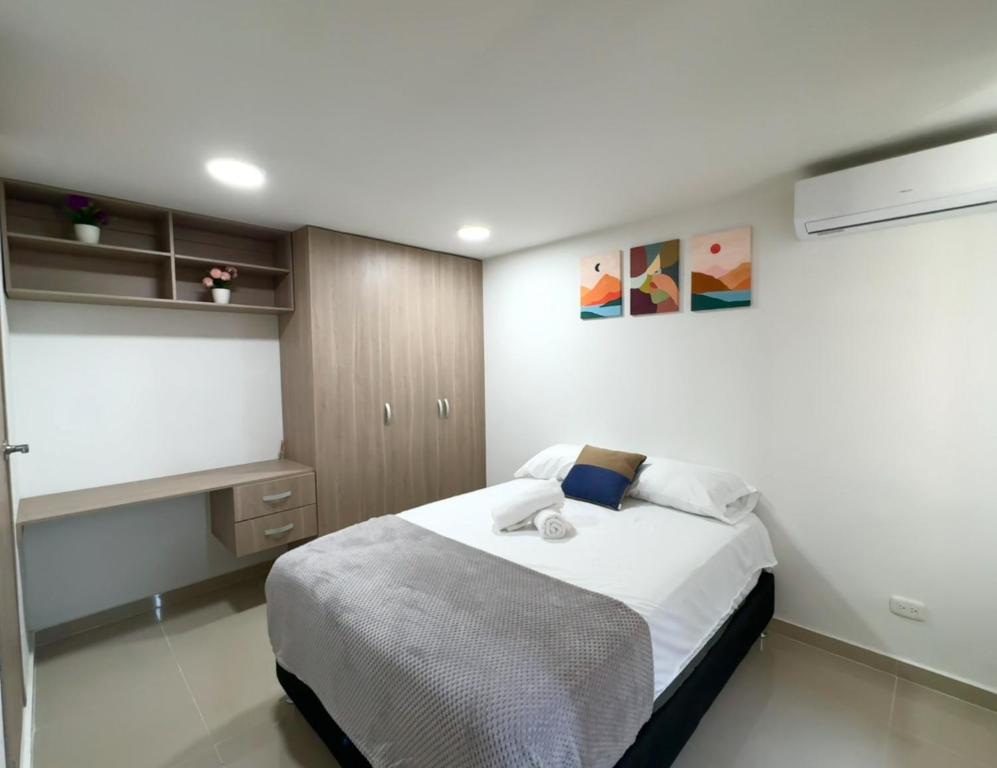 a bedroom with a bed in a room at Apartamento cerca al malecón de Barranquilla in Barranquilla