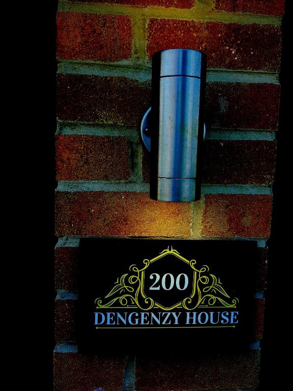 un letrero de la casa durham en el lateral de un edificio en Dengenzy House, en Seacroft