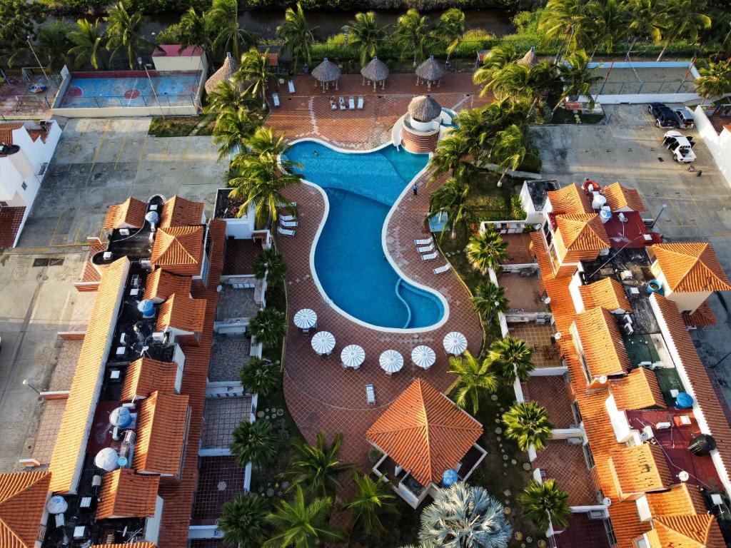 widok z powietrza na ośrodek z basenem w obiekcie Tucacasposadas w mieście Tucacas