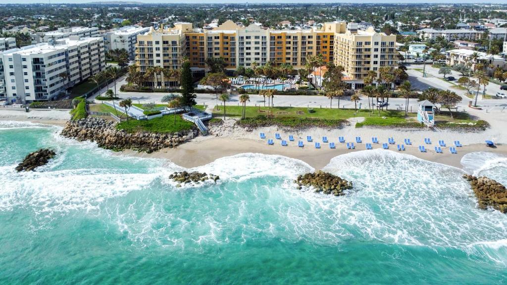 迪爾菲爾德海灘的住宿－Embassy Suites by Hilton Deerfield Beach Resort & Spa，享有海滩的空中景致。