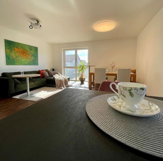een woonkamer met een koffiekopje op een tafel bij Highlight! Stilvolle 100m2 mit Büro Nähe München in Mühldorf