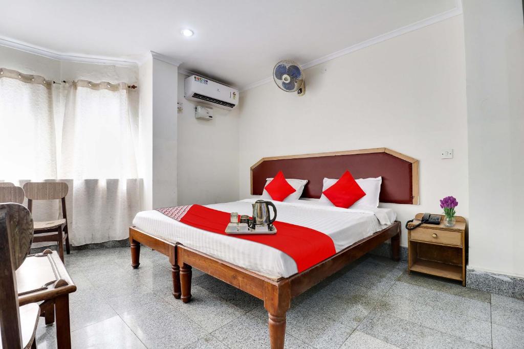 Un pat sau paturi într-o cameră la SPOT ON 93332 Hotel Maharaja