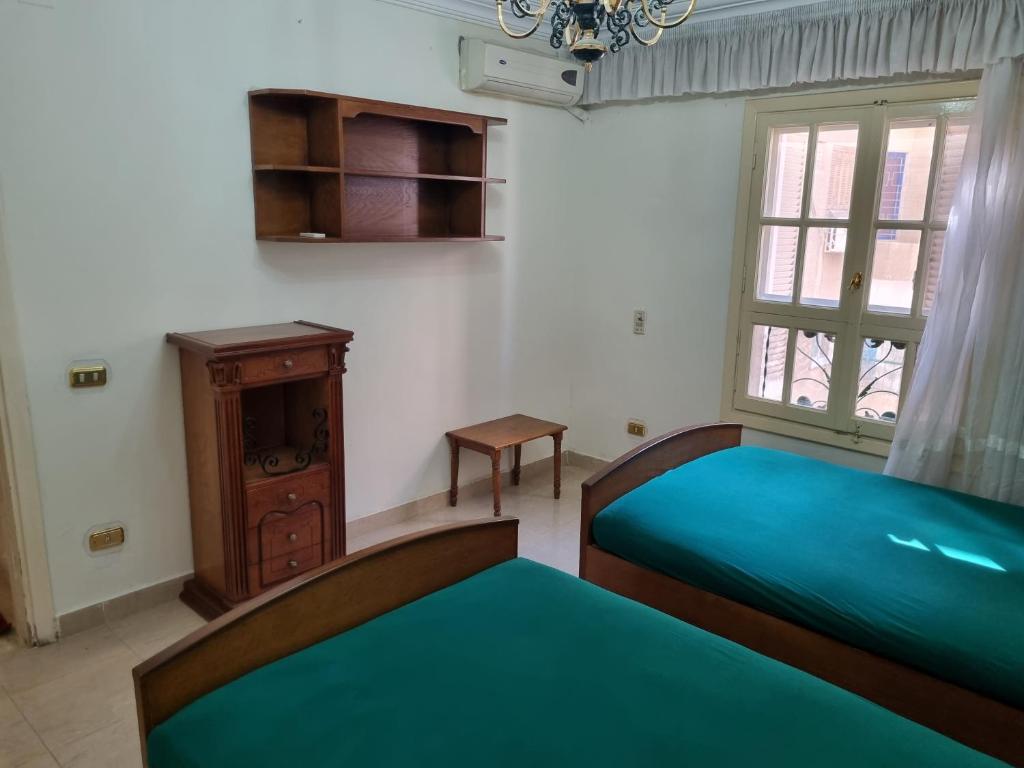 Ένα ή περισσότερα κρεβάτια σε δωμάτιο στο Cairo city apartment in Nasr city