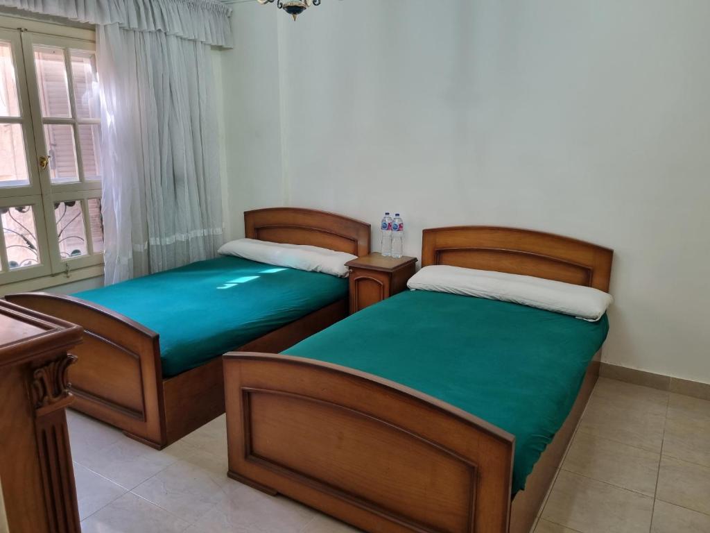 Ένα ή περισσότερα κρεβάτια σε δωμάτιο στο Cairo city apartment in Nasr city
