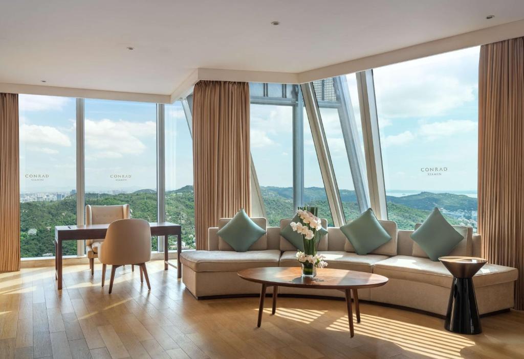 Nespecifikovaný výhled na hory nebo výhled na hory při pohledu z hotelu