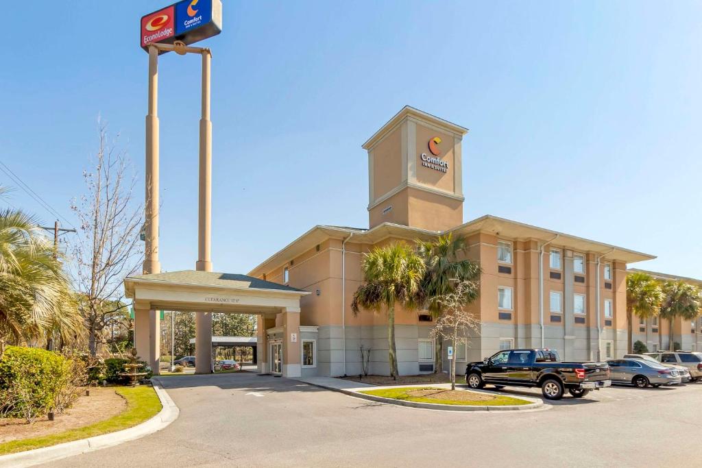 um edifício com uma torre de relógio em cima em Comfort Inn & Suites Airport Convention Center em Charleston
