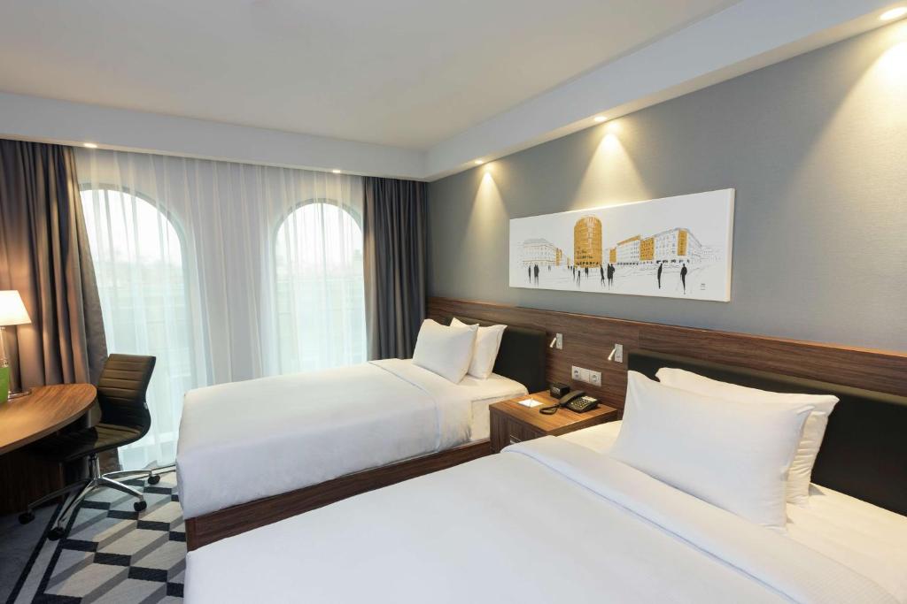 Postel nebo postele na pokoji v ubytování Hampton By Hilton Poznan Old Town