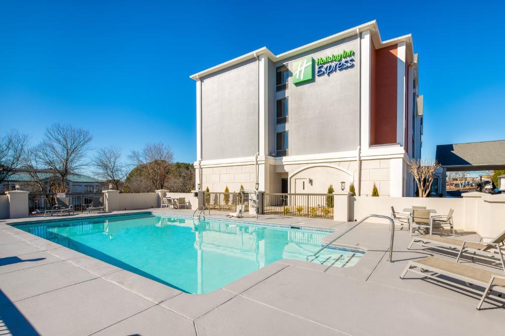 a pool in front of a hotel at Holiday Inn Express Atlanta West - Theme Park Area, an IHG Hotel in Lithia Springs