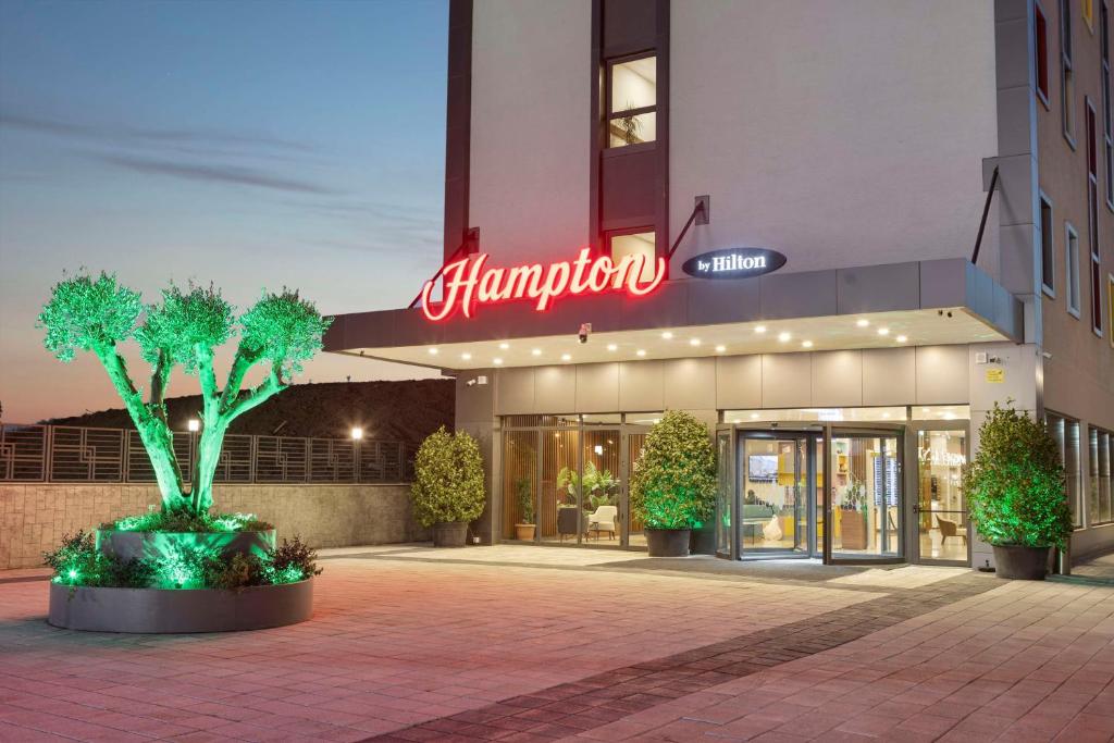 伊斯坦堡的住宿－Hampton By Hilton Istanbul Airport, Arnavutkoy，购物中心前面有标志