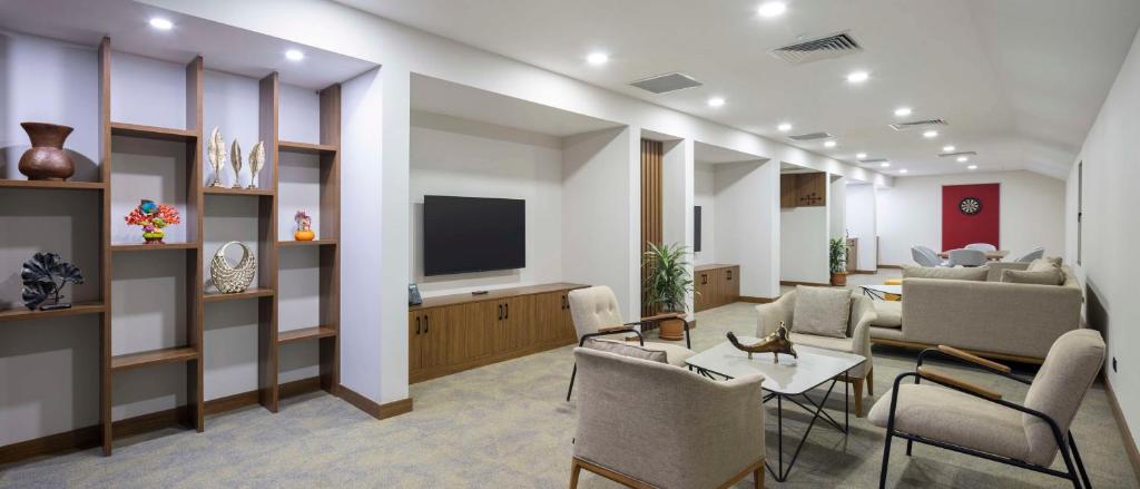 TV a/nebo společenská místnost v ubytování Hampton By Hilton Istanbul Airport, Arnavutkoy