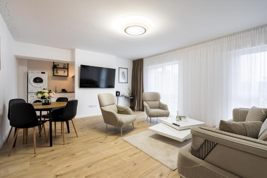ein Wohnzimmer mit einem Sofa und einem Tisch in der Unterkunft Breeze - Lovely Apartment in Aviatiei with Parking in Bukarest