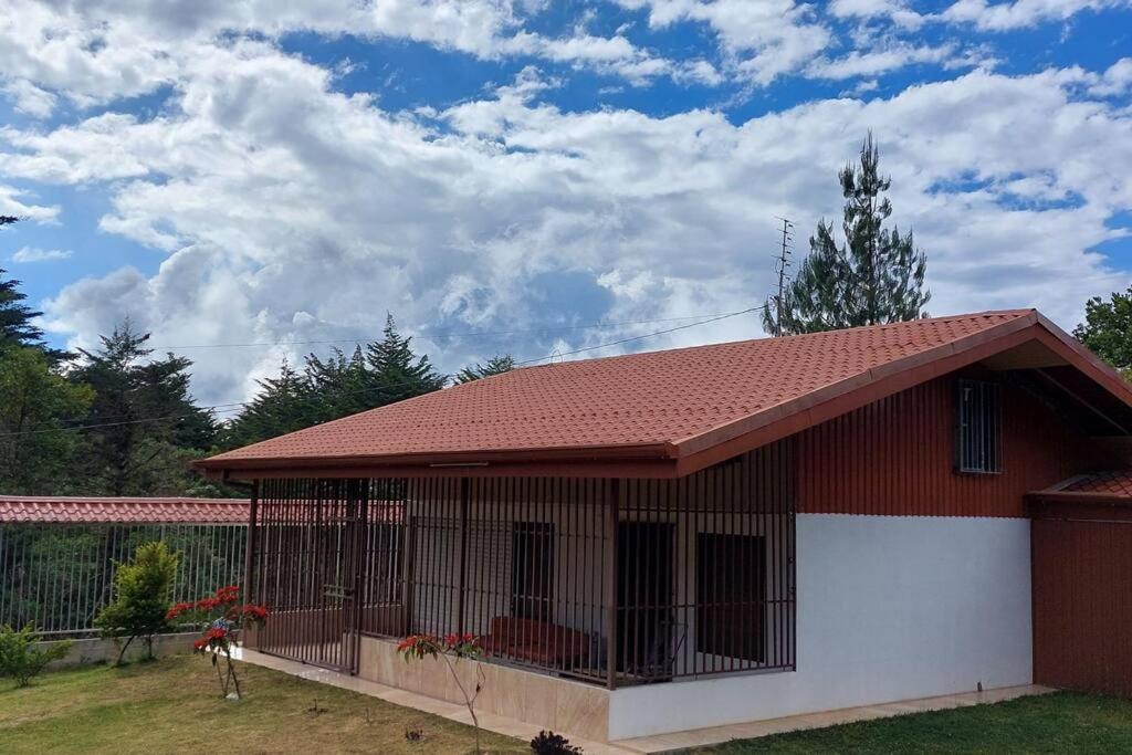 een klein huis met een rood dak bij Villa El Sol in Jardín