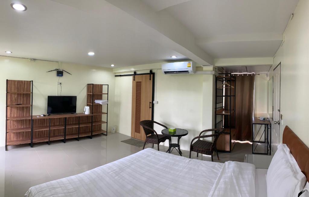 TV a/nebo společenská místnost v ubytování Petchsiri Boutique Hotel เพชรสิริ บูทิค