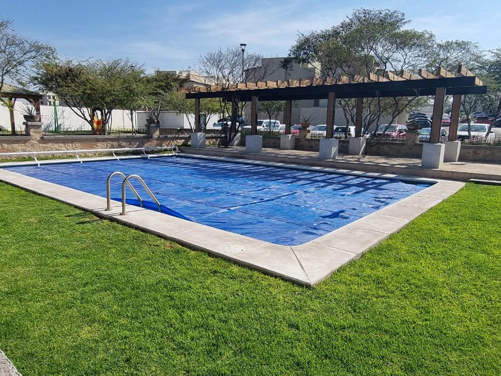 a large swimming pool with a gazebo at Casa muy Ubicada Amplia con alberca Montejo SD in Querétaro