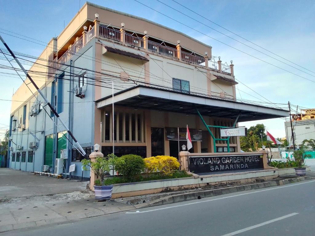 un edificio en el lateral de una calle con balcón en Violand Garden Hotel Samarinda, en Samarinda