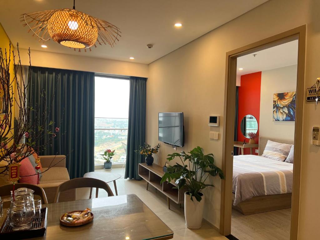 头顿The Sóng Vũng Tàu - Mochi House的一间带床和客厅的酒店房间