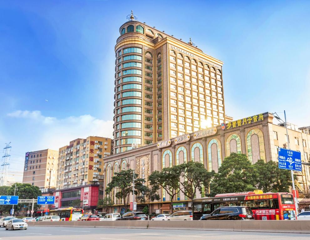 een groot gebouw met auto's geparkeerd voor het bij Yueda Financial City International Hotel in Guangzhou