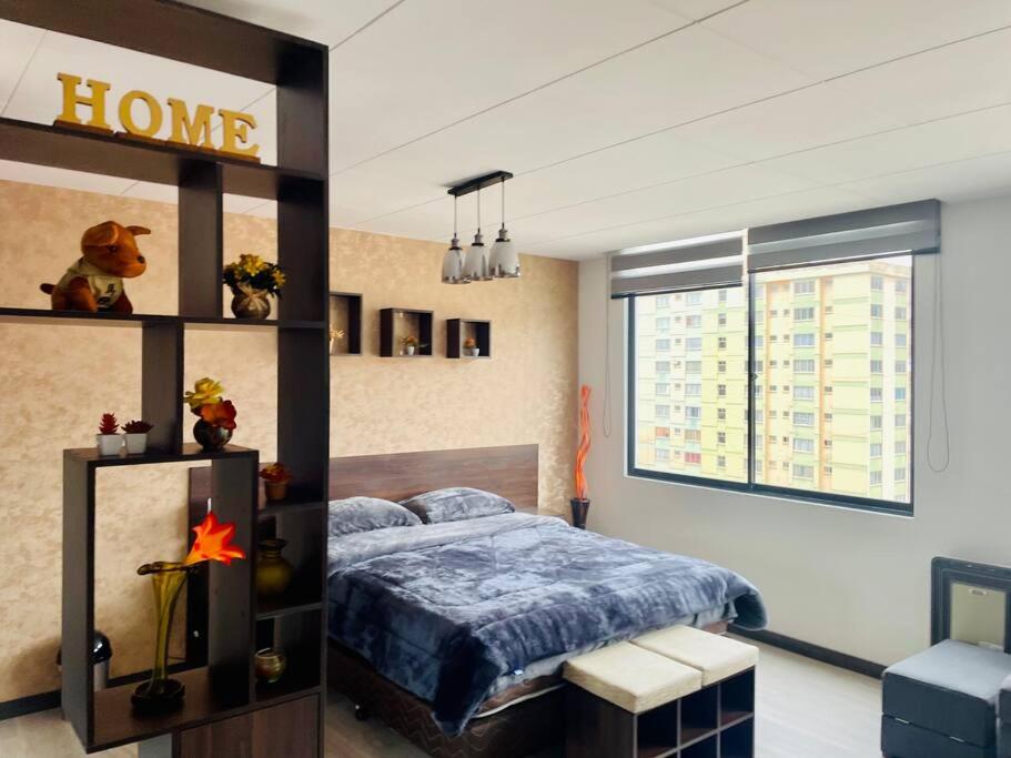 1 dormitorio con cama y estante para libros en Apartamento céntrico y panorámico en La Paz, en La Paz