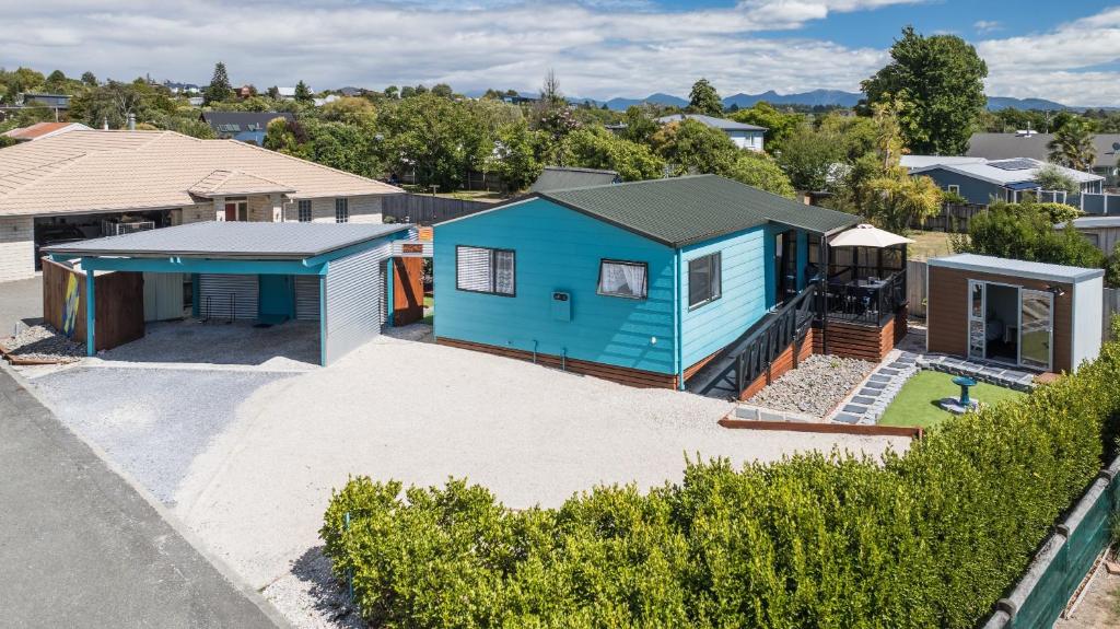 una vista aérea de una casa azul en Casa Verde - Mapua Holiday Home, en Mapua