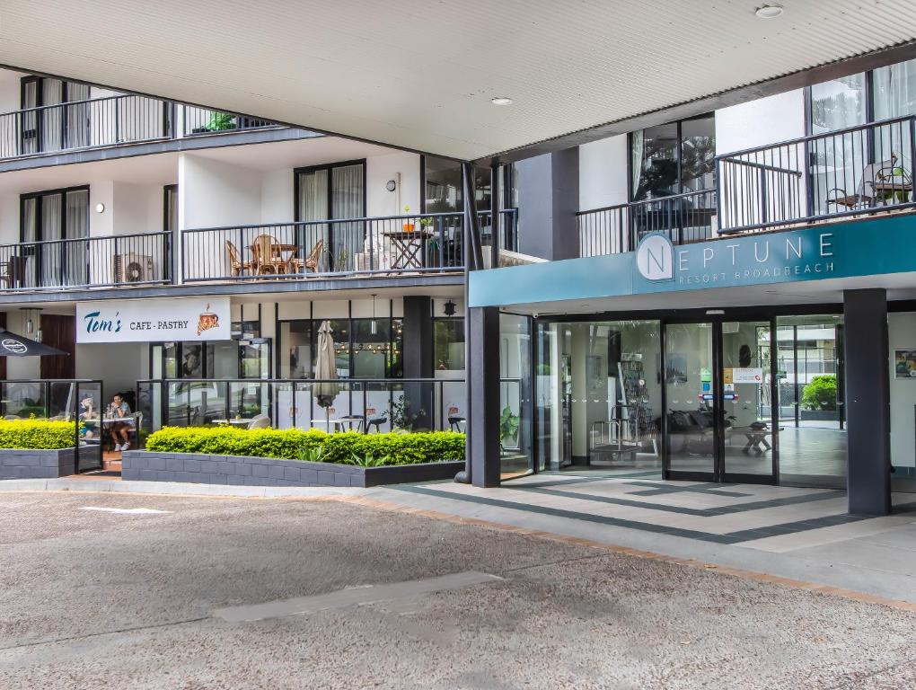 uma vista para a frente de um edifício em Neptune Resort em Gold Coast