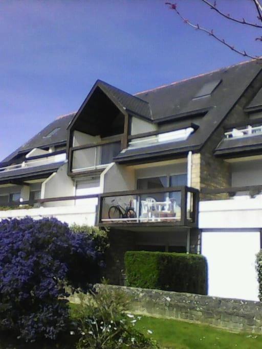 une grande maison avec une fenêtre sur le côté de celle-ci dans l'établissement BRIGHT AND QUIET APARTMENT 5 MNS FROM THE BEACH, à Carnac