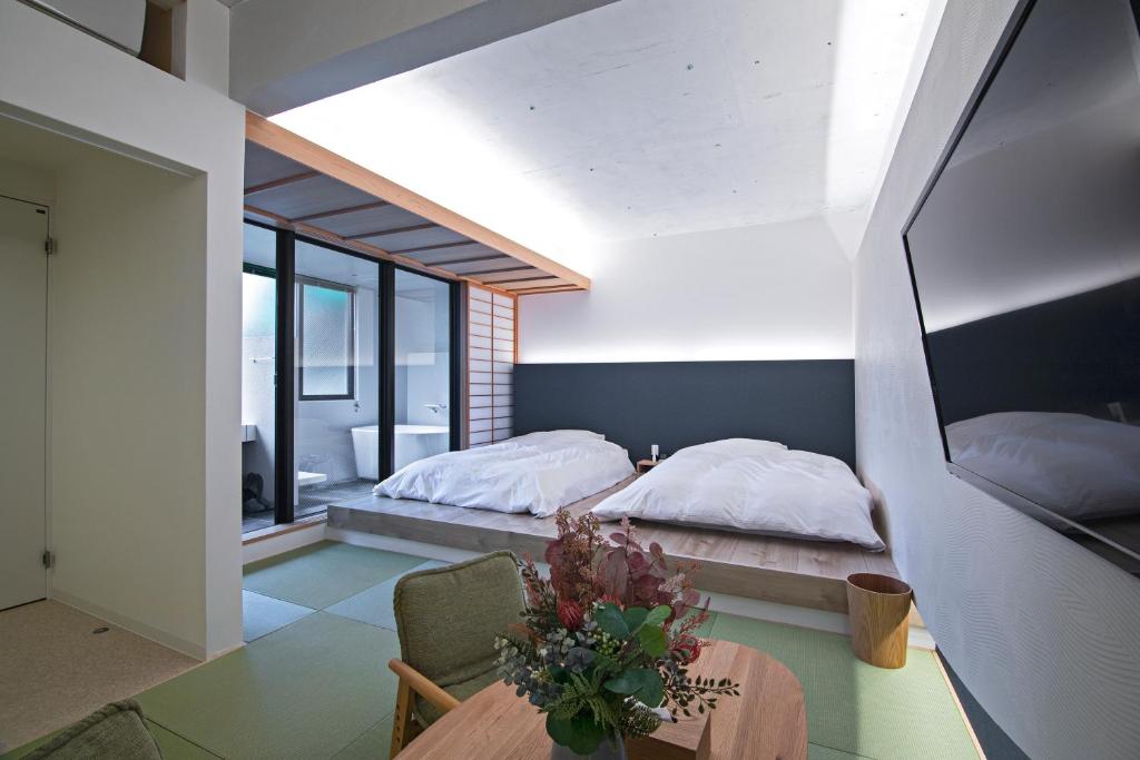 Postel nebo postele na pokoji v ubytování Forest Guardian Hotel 京都御所西