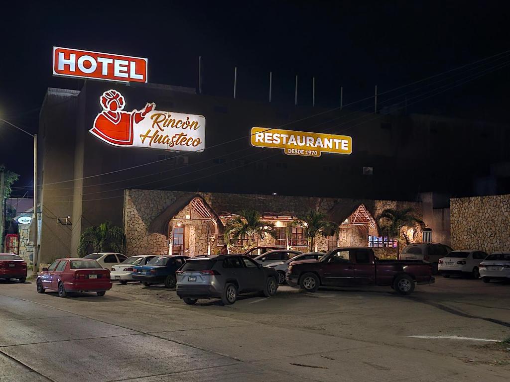 a hotel with cars parked in a parking lot at Hotel Rincon Huasteco in Ciudad Valles