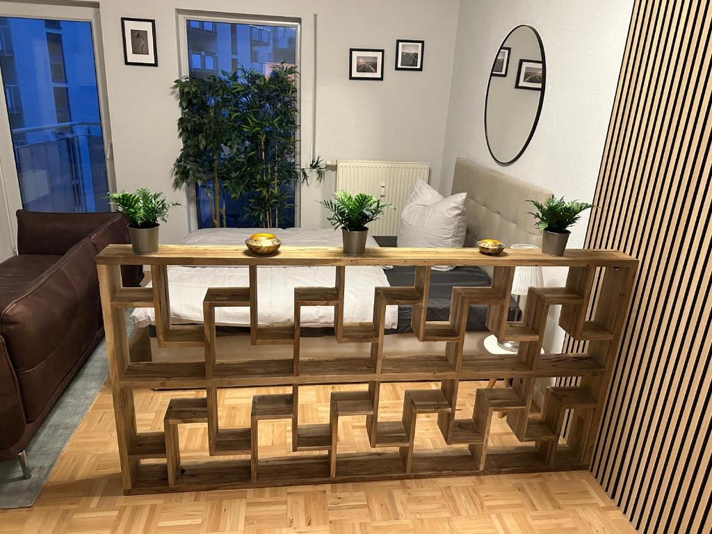 a living room with a table and a couch at Wohnung im Zentrum der Dresdner Neustadt mit Außenstellplatz in Dresden