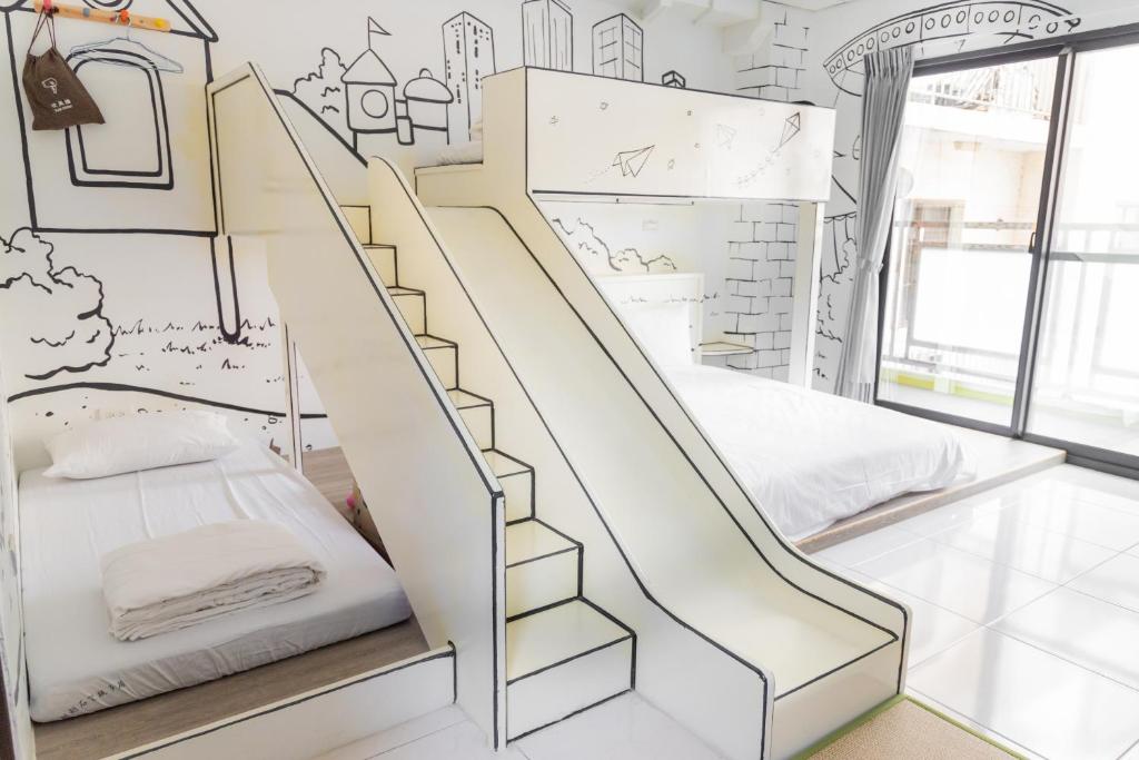 a childrens bedroom with a staircase in it at 宜家莊親子民宿 in Donggang
