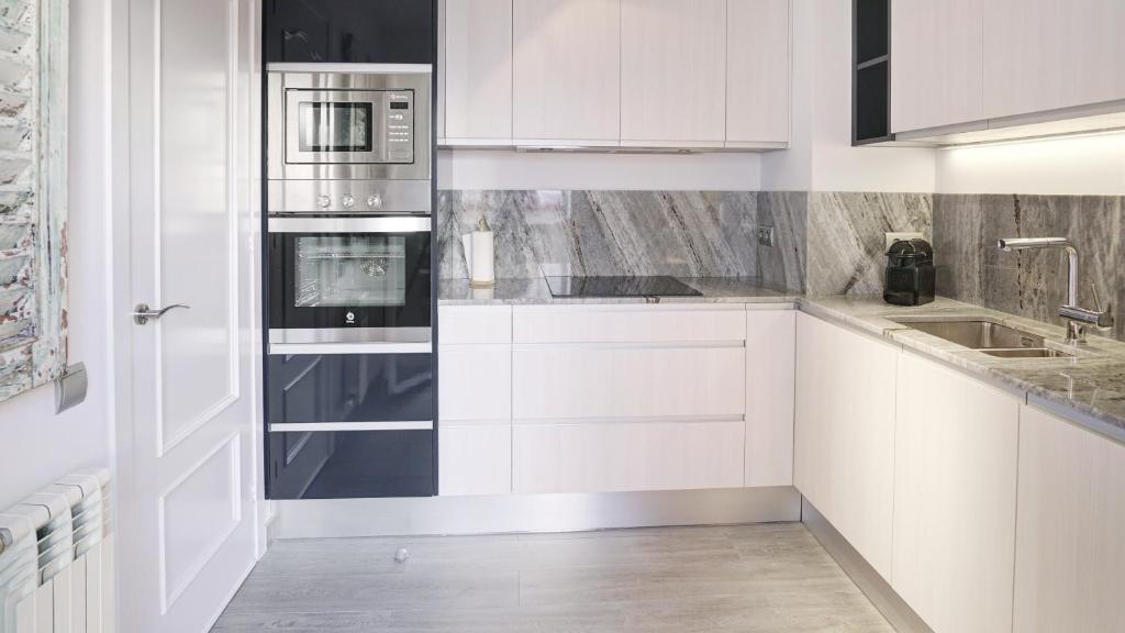 Kuchyňa alebo kuchynka v ubytovaní Beachstyle Penthouse by Hello Homes Sitges