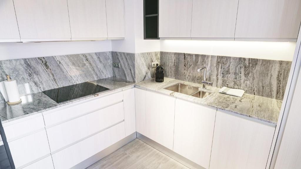 Kuchyňa alebo kuchynka v ubytovaní Beachstyle Penthouse by Hello Homes Sitges