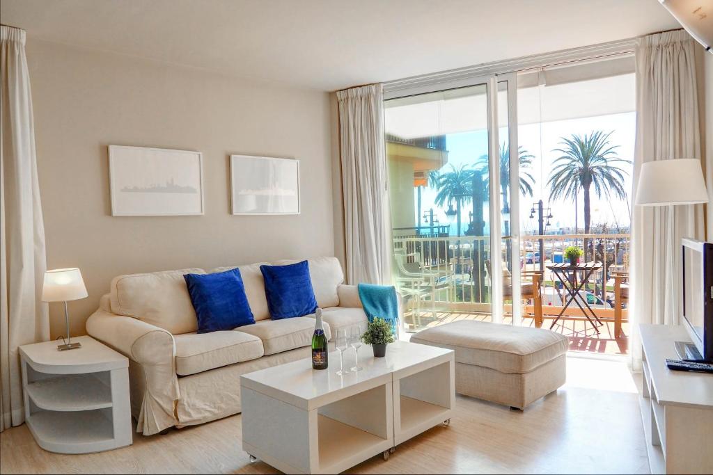 A seating area at La Gioia 1 by Hello Homes Sitges