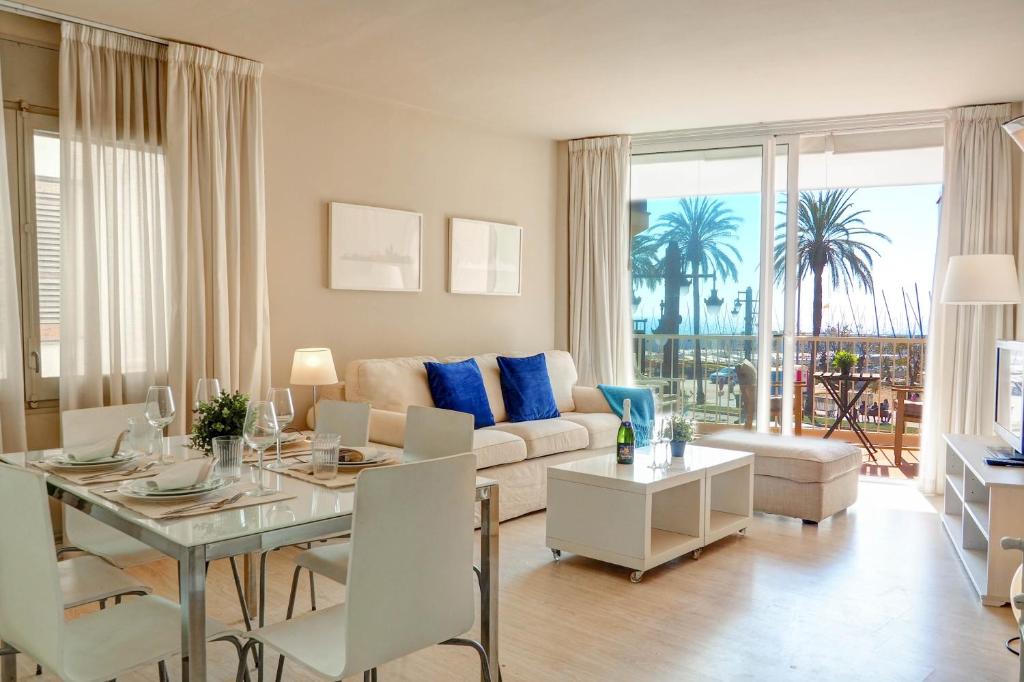A seating area at La Gioia 1 by Hello Homes Sitges