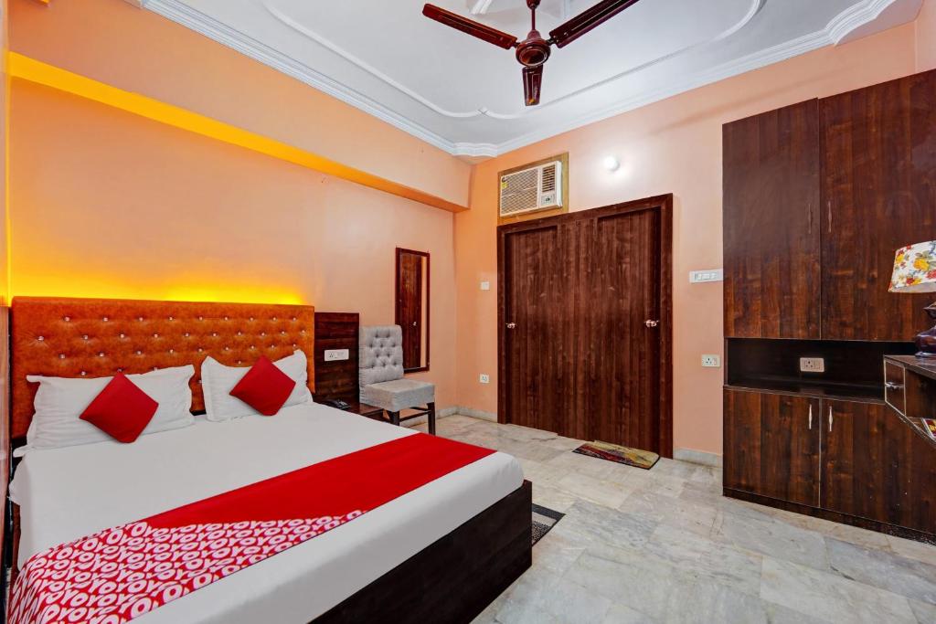 1 dormitorio con 1 cama grande y TV en OYO Flagship Wellfood Inn, en Patna