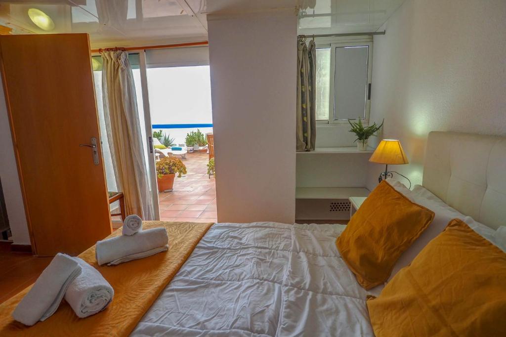 Postel nebo postele na pokoji v ubytování Linda Vista Oasis Penthouse by Hello Homes Sitges