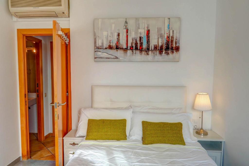 Postel nebo postele na pokoji v ubytování Linda Vista Oasis Penthouse by Hello Homes Sitges