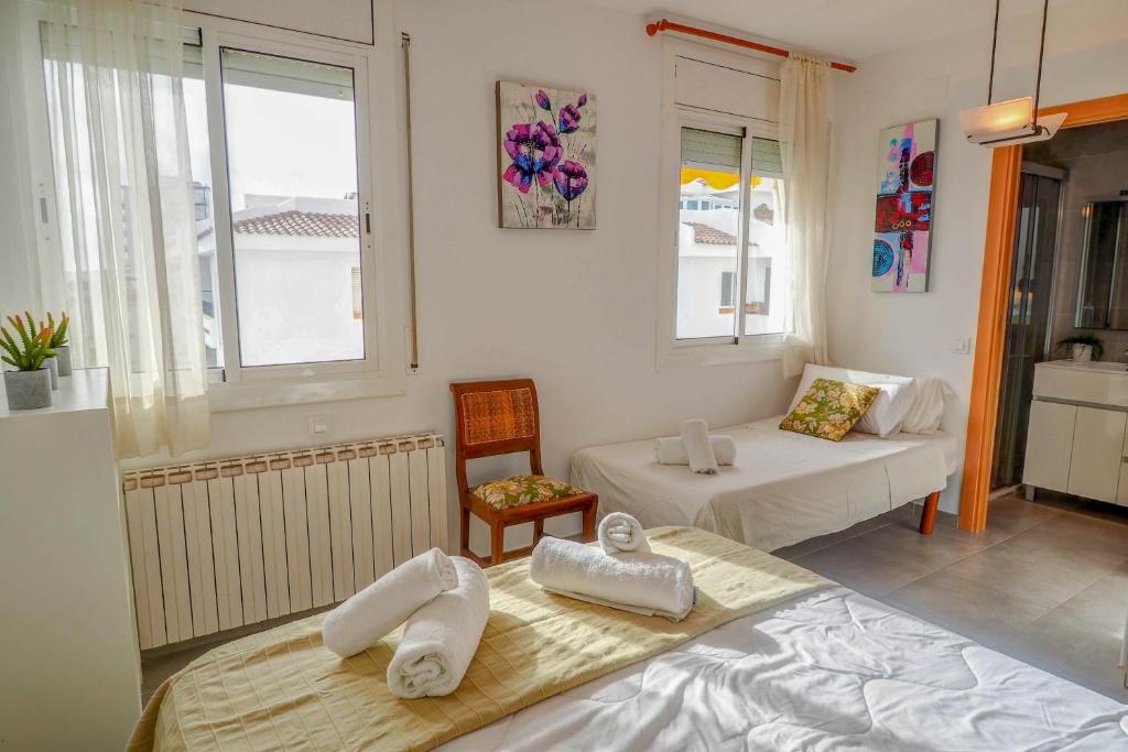 Postel nebo postele na pokoji v ubytování Linda Vista Oasis Penthouse by Hello Homes Sitges